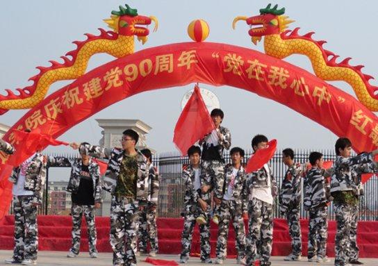 桂阳:寒冷冬日萌娃街头走失,执勤交警暖心护送回家